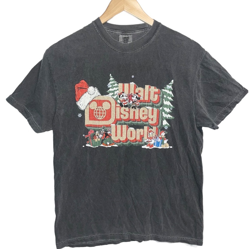 Disney’s Mickey & Friends Gray Christmas Short Sleeve Tee Adult Medium